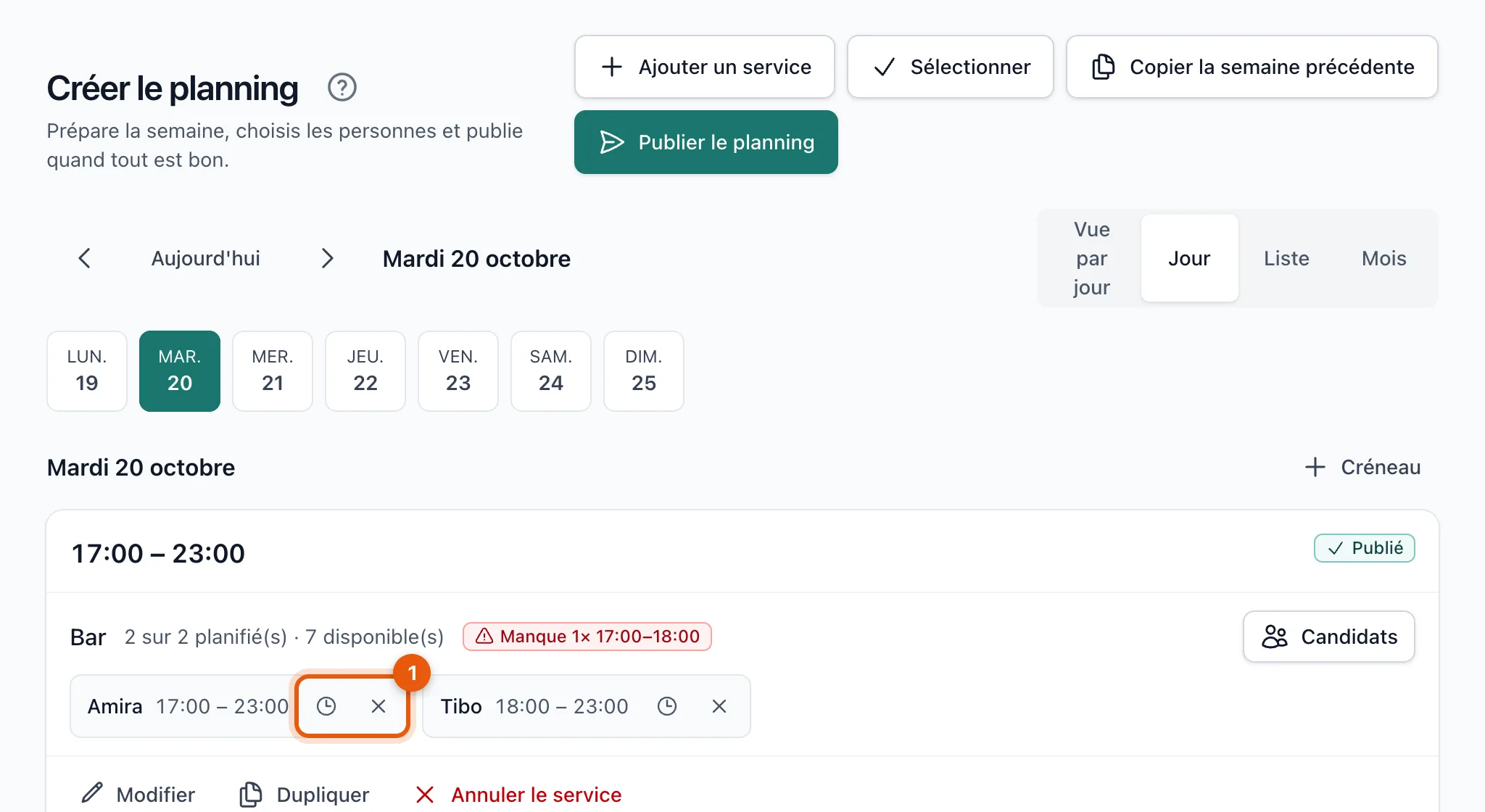 Un créneau avec deux personnes planifiées, chacune avec un bouton pour modifier les heures et un pour la retirer