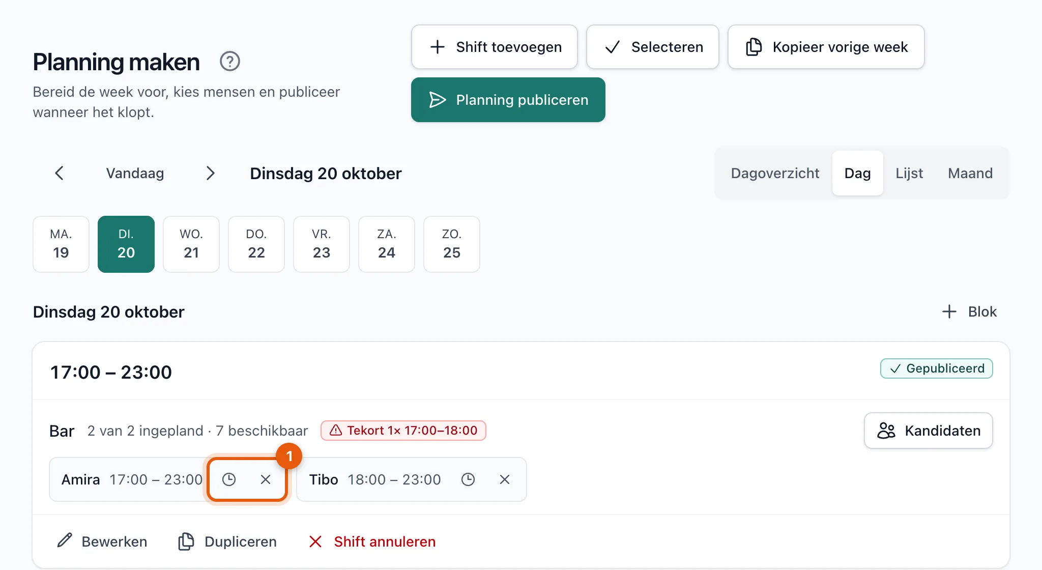 Een tijdsblok met twee ingeplande mensen, met per persoon de knop om de uren aan te passen en om te verwijderen